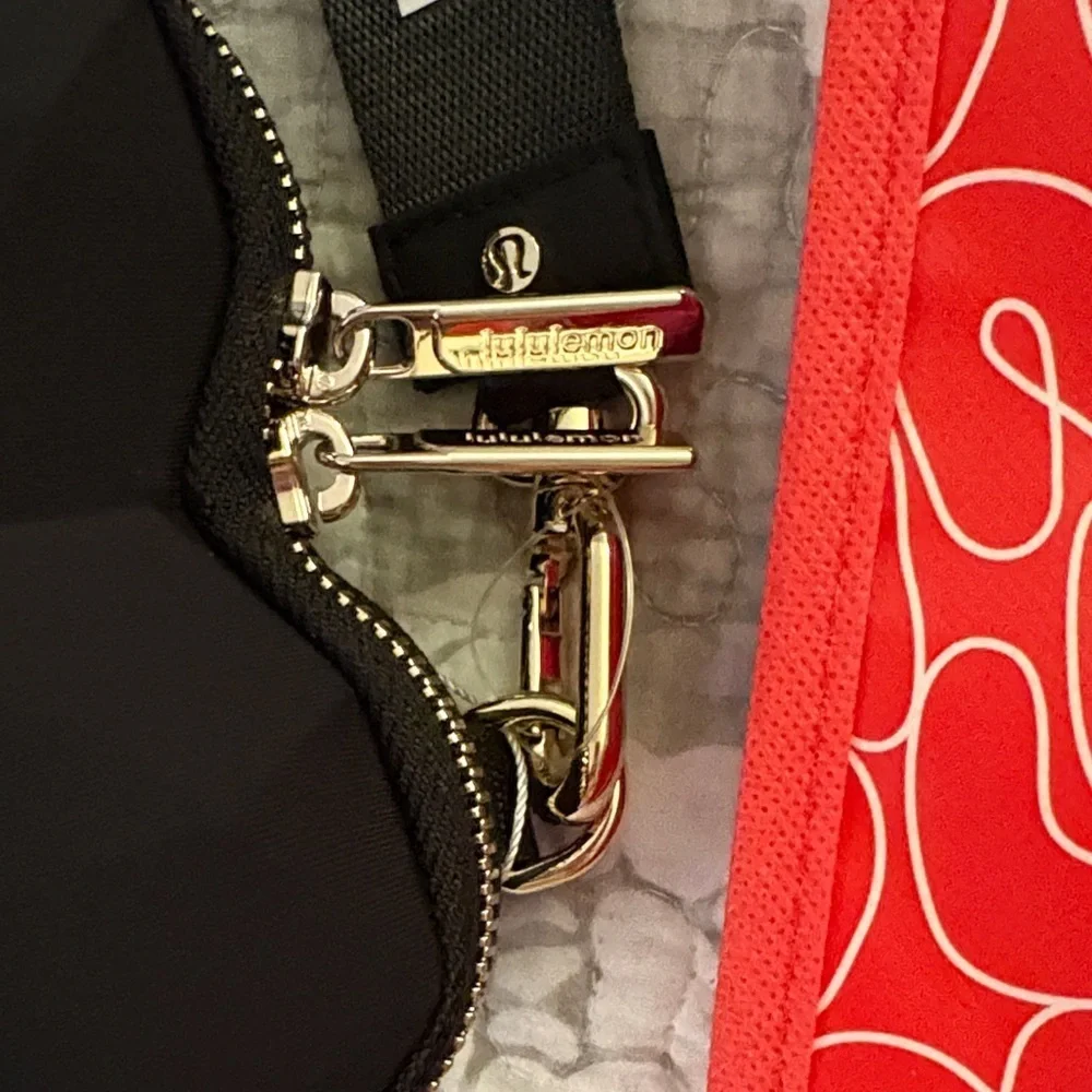 🖤Lululemon Heart Wristlet~Daily Essentials Socks & Lululemon Bubble Shopper~NWT